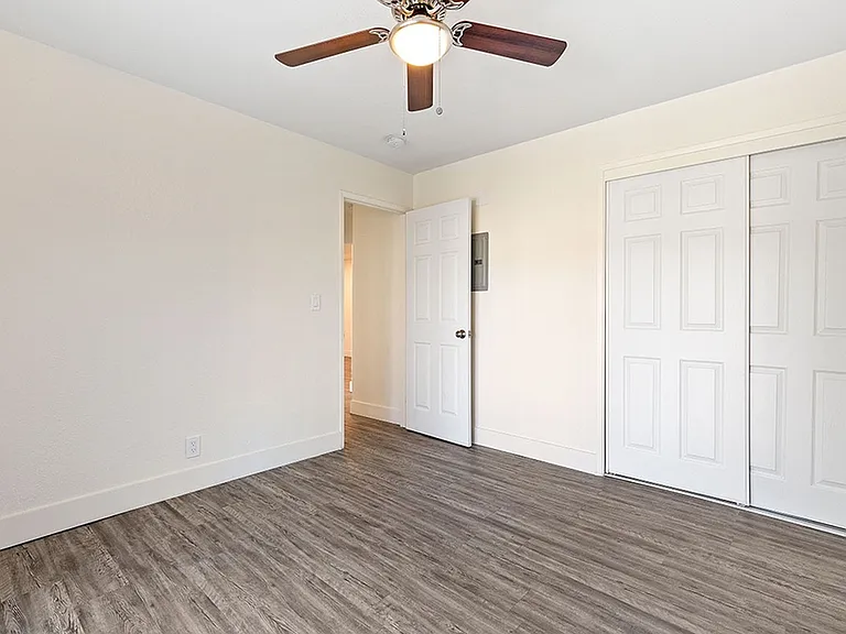 Glenbrook Apartments — Photo 8