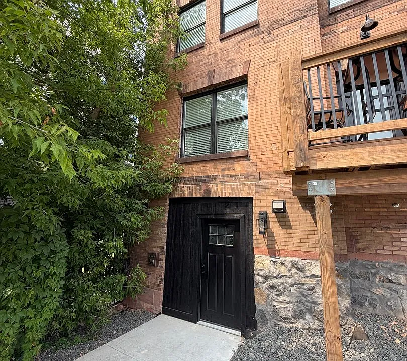 627 E 4th St