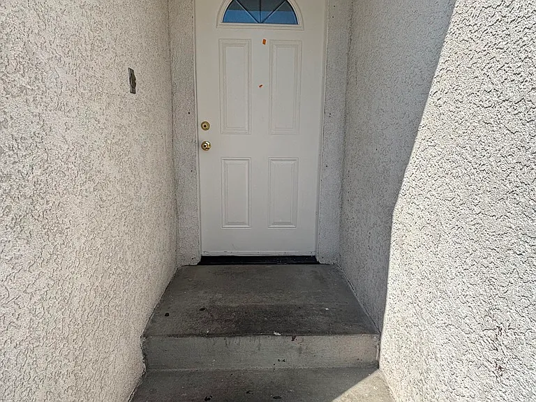 718 W 53rd St — Photo 2
