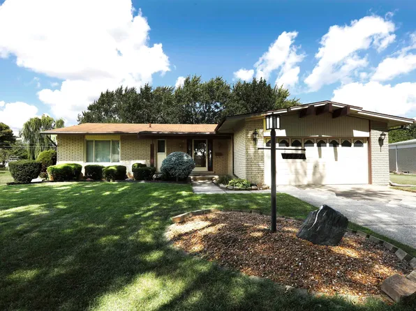 11451 Village Dr, Sterling Heights, MI 48312