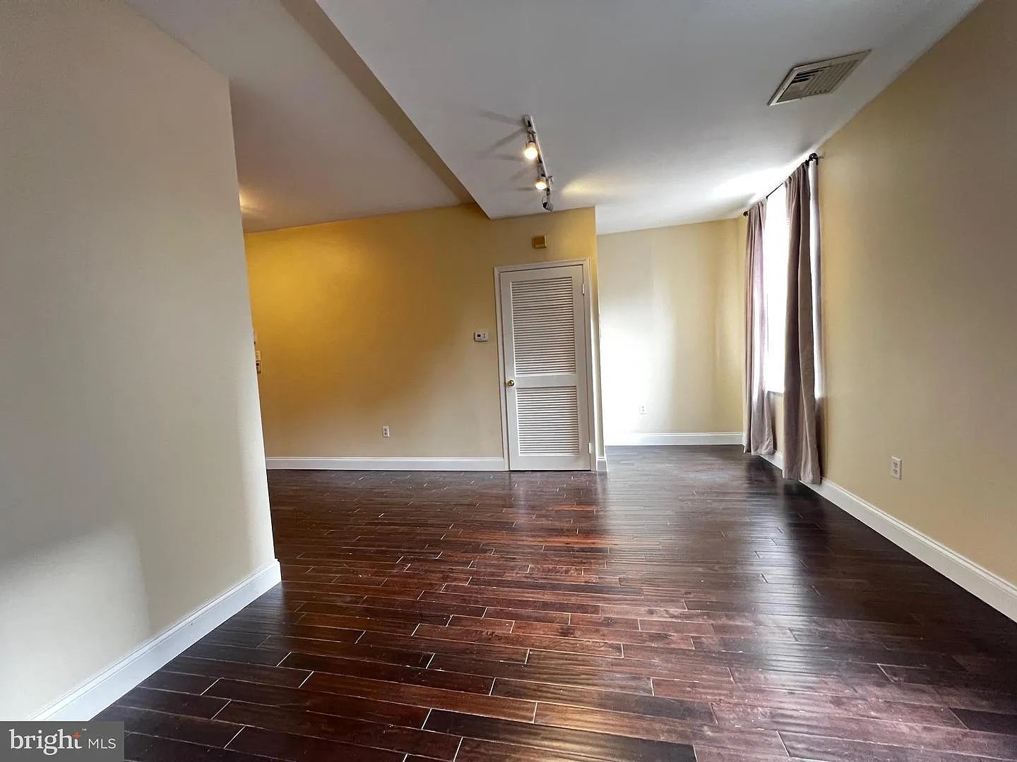 1 bed, 1.0 bath, 6408 sqft, $1,300 — Photo 4