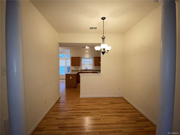 3rd image of 2830 Queensland Dr