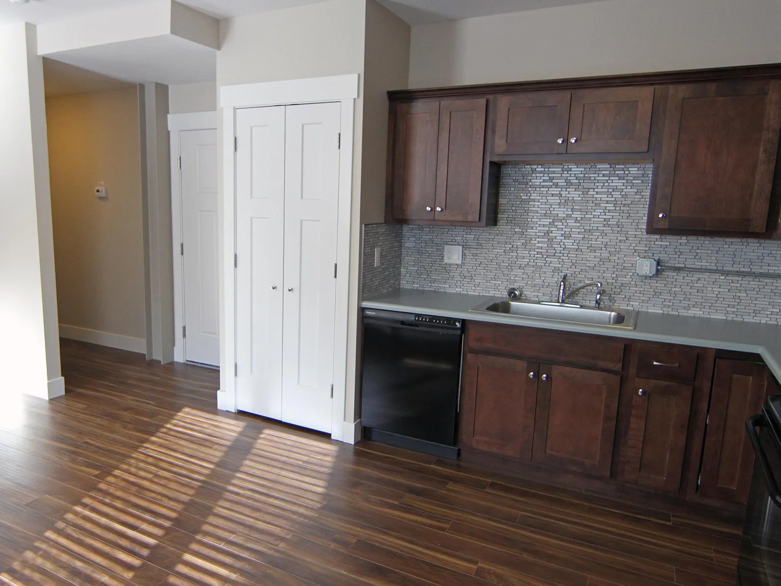623 S Wolcott St — Photo 2
