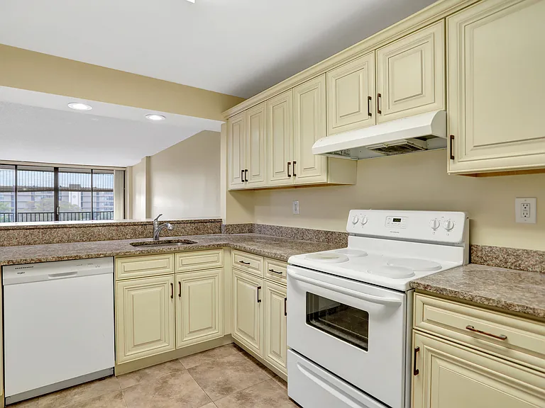 3 Royal Palm Way — Photo 19