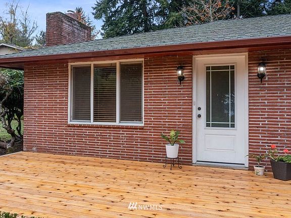 FRONT DECK & ENTRY.