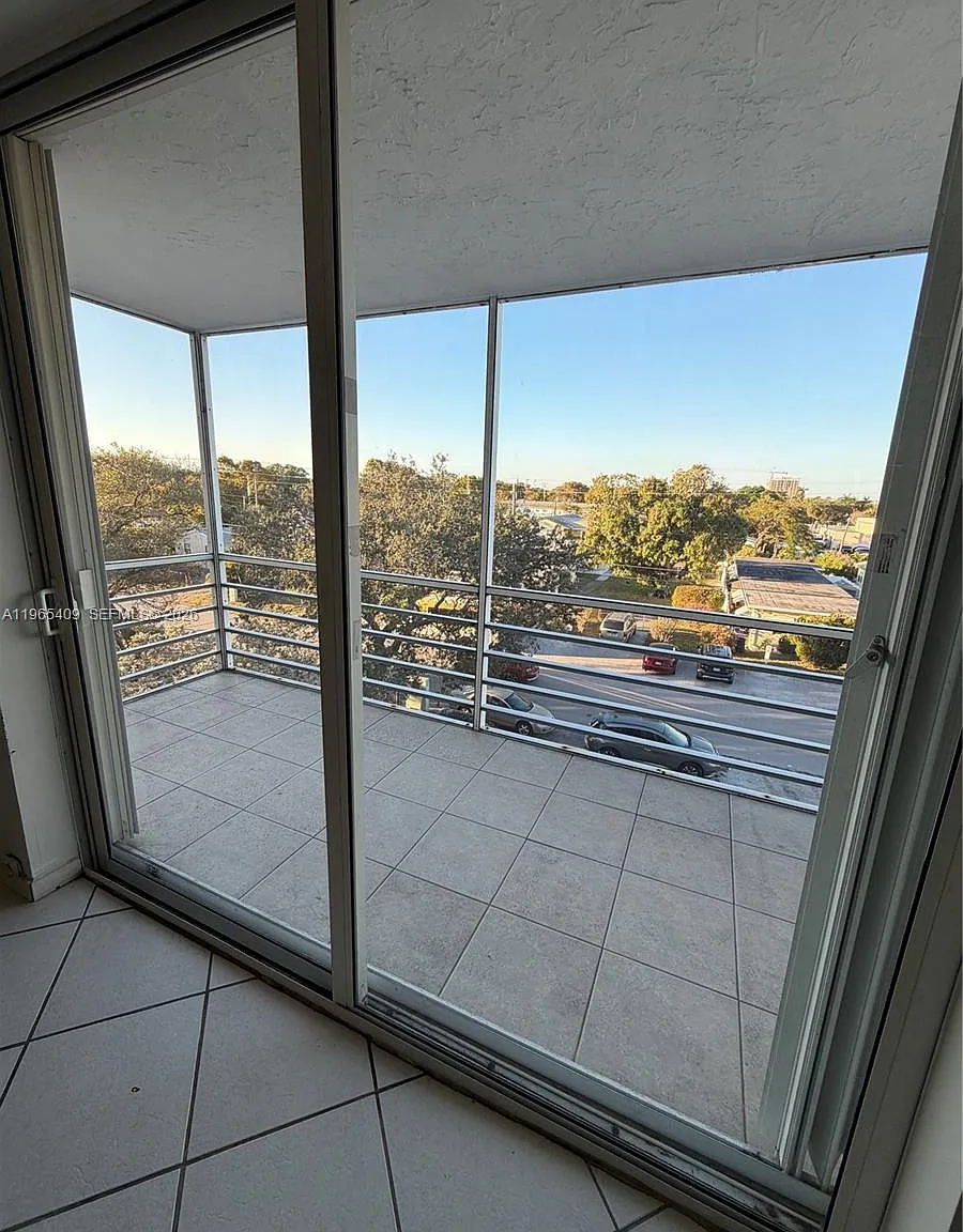 Dixiana Condo — Photo 2