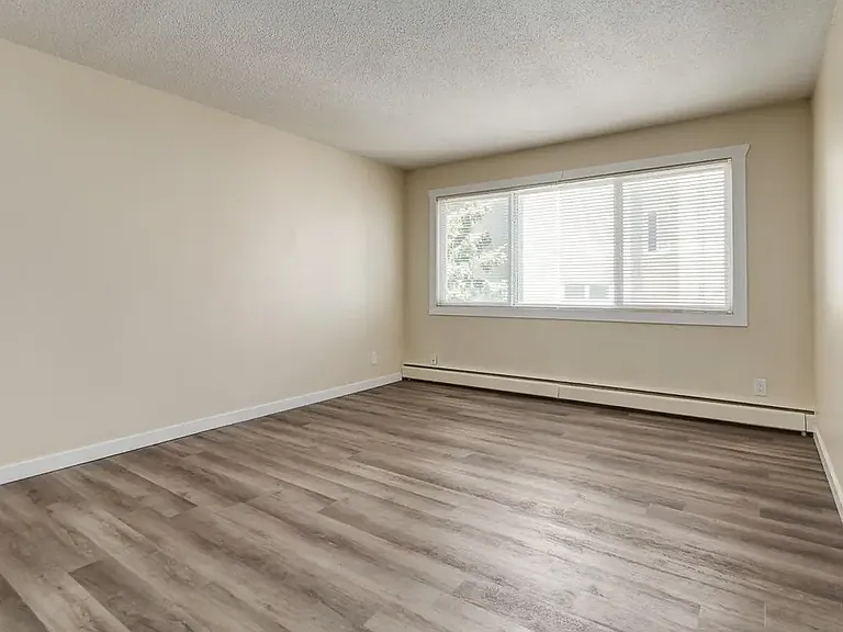 7315 Yellowhead Trl NW — Photo 9