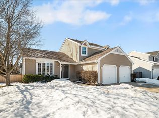 977 Shadowood Ln, Crystal Lake, IL 60014