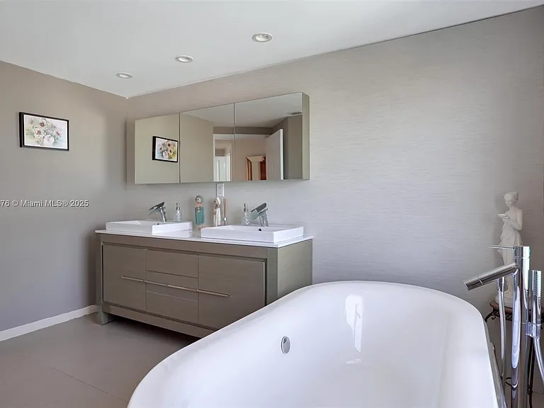 5025 Collins Ave #2107 — Photo 13