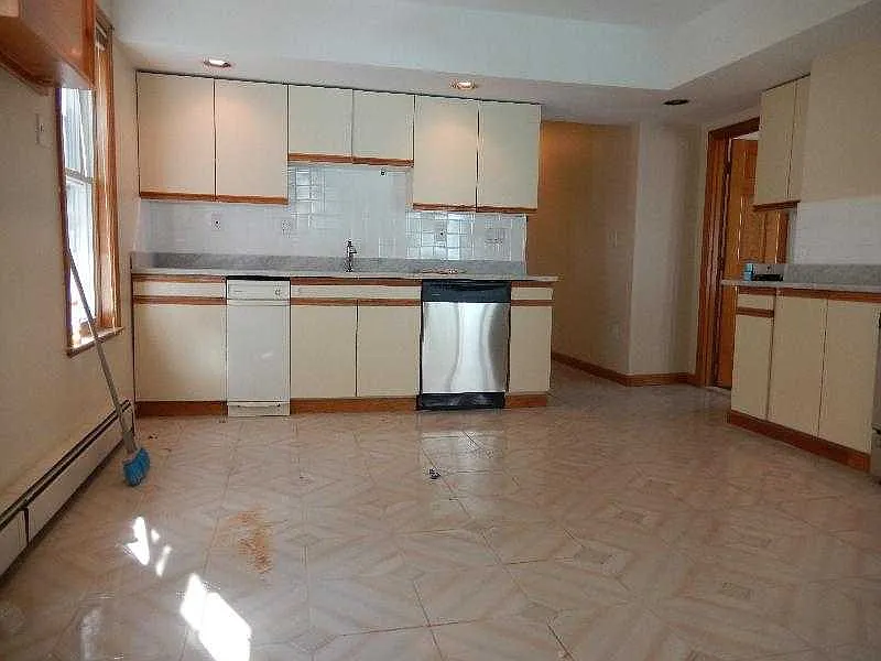 4 bed, $3,300 — Photo 2