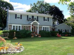 2 Parker Ln, East Patchogue, NY 11772