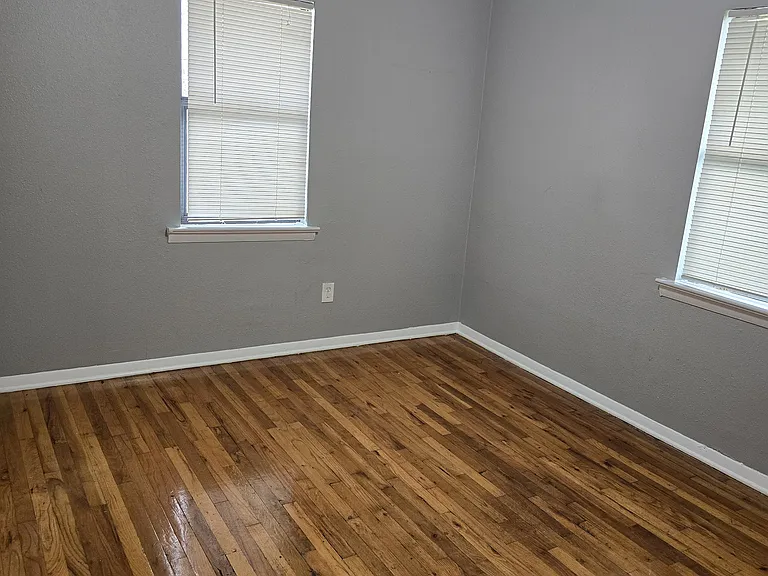 3833 Roseland Ave — Photo 4