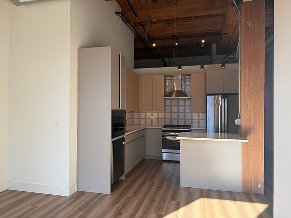 3rd image of 153-157 W Ohio St #306