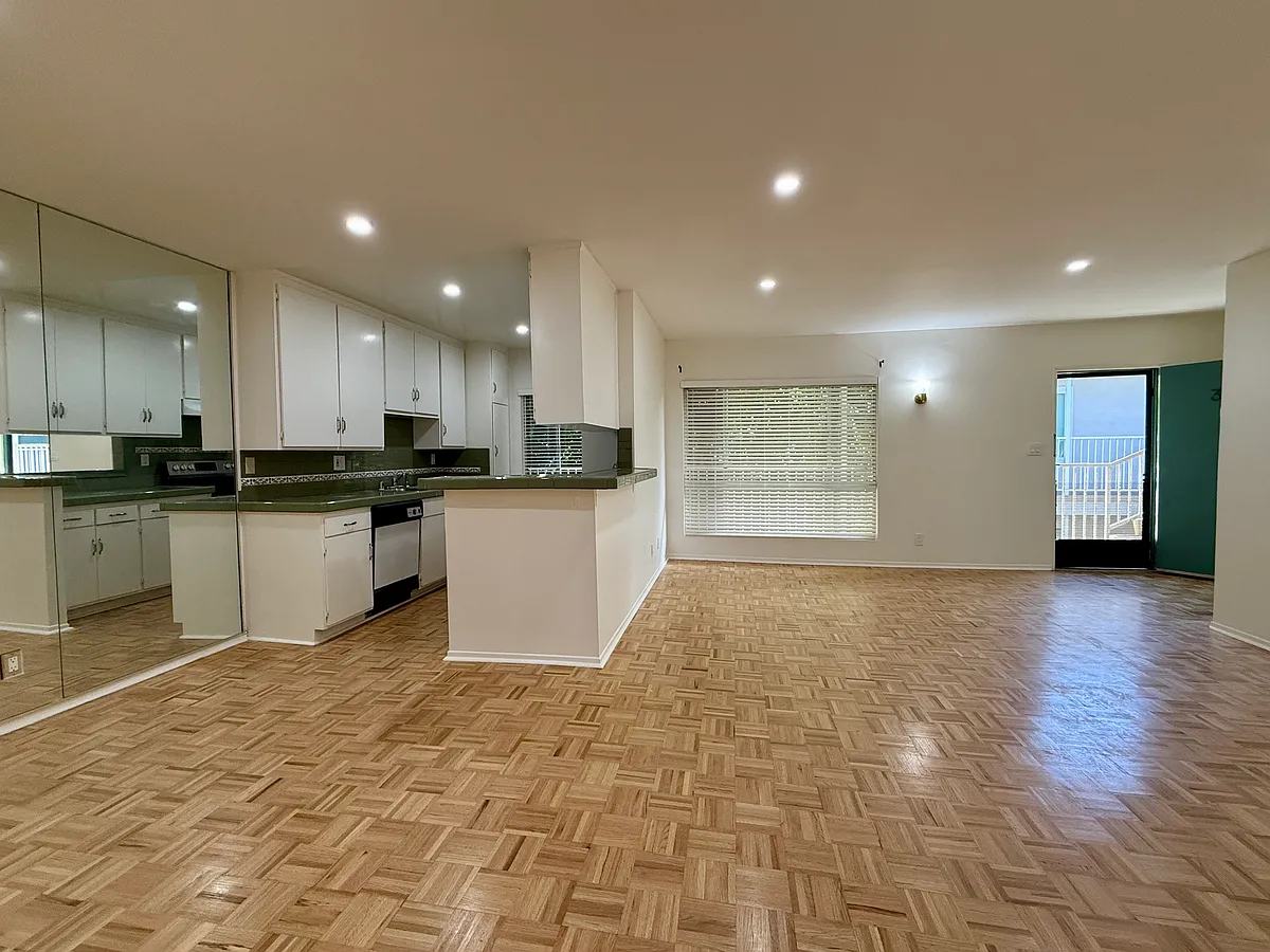 Building Photo - 5320 Zelzah Ave #314