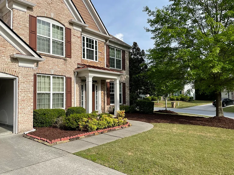 735 Mayfair Ct — Photo 1