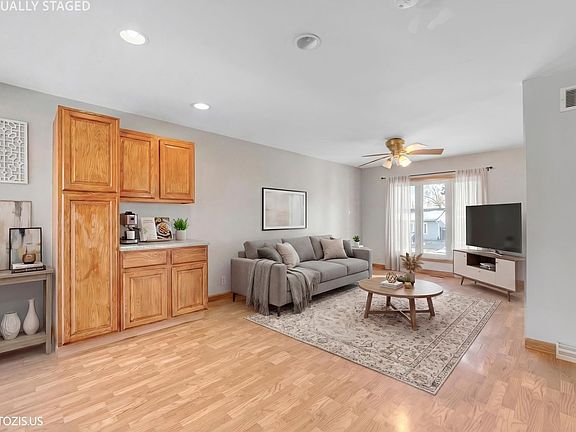 3rd image of 212 Pell Ave