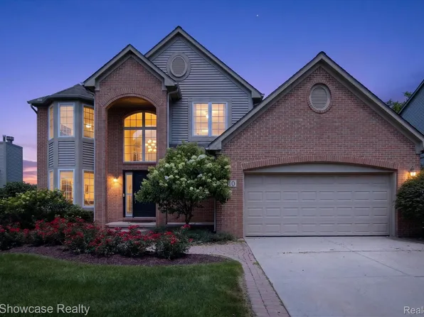 2810 Augusta Dr, Commerce Township, MI 48382