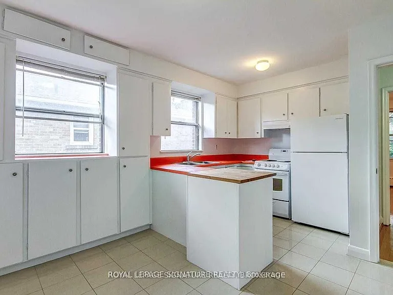 138 Woburn Ave — Photo 4