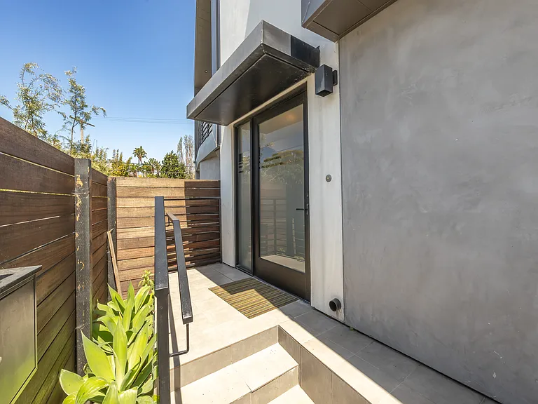 2506 S Wilson Ave — Photo 14