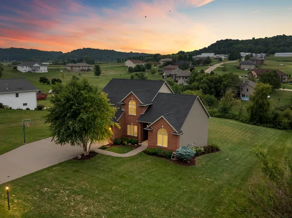 8422 Kemp Ct, Dubuque, IA 52003