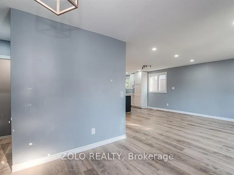 15 Nathaniel Cres #UPPER — Photo 11