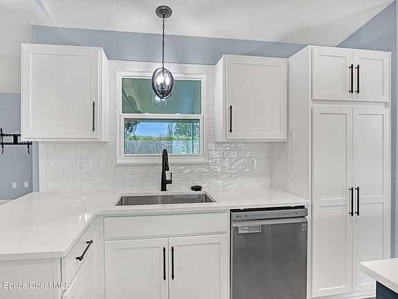 5th image of 479 Heather Ave NE