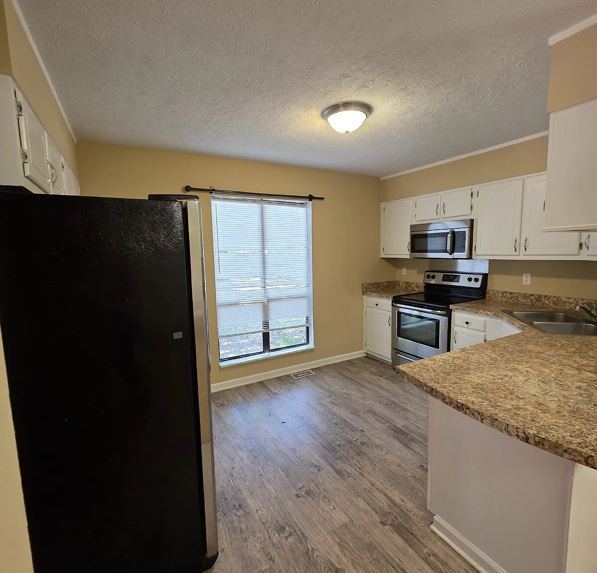 3 bed, 2.0 bath, 1335 sqft, $1,350 — Photo 3