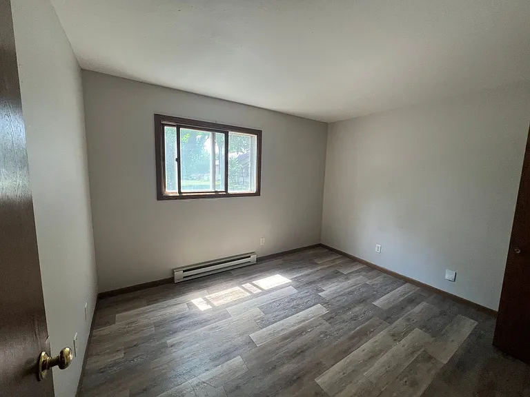 915 Genrich St — Photo 7