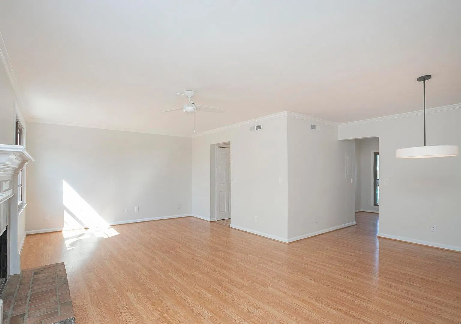 Beautiful 3 Bed Brentwood Townhome! — Photo 4