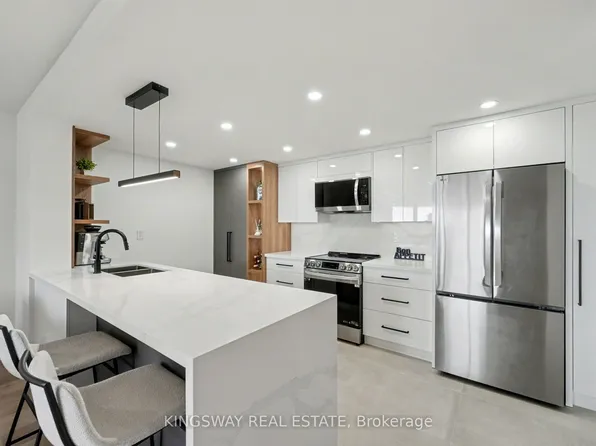 7420 Bathurst St #712, Vaughan, ON L4J 6X4