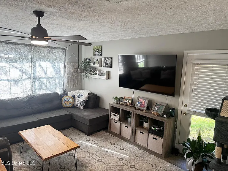 89 Twin Oaks Dr — Photo 2