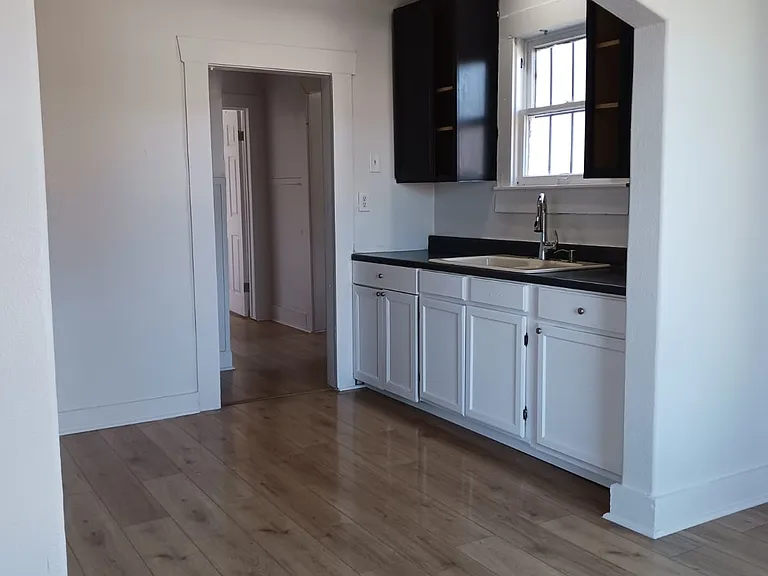 414 W Theo Ave — Photo 7