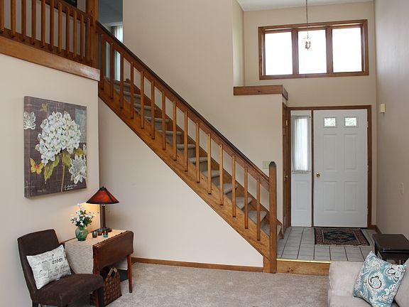 4th image of 11 Crowsnest Ct