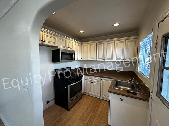 4th image of 5585 California Ave