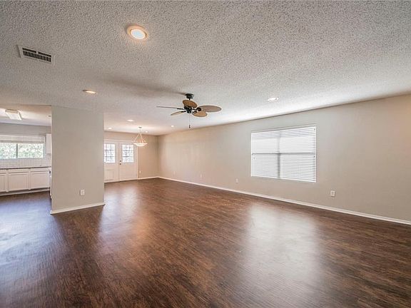 3rd image of 4869 Trail Hollow Dr