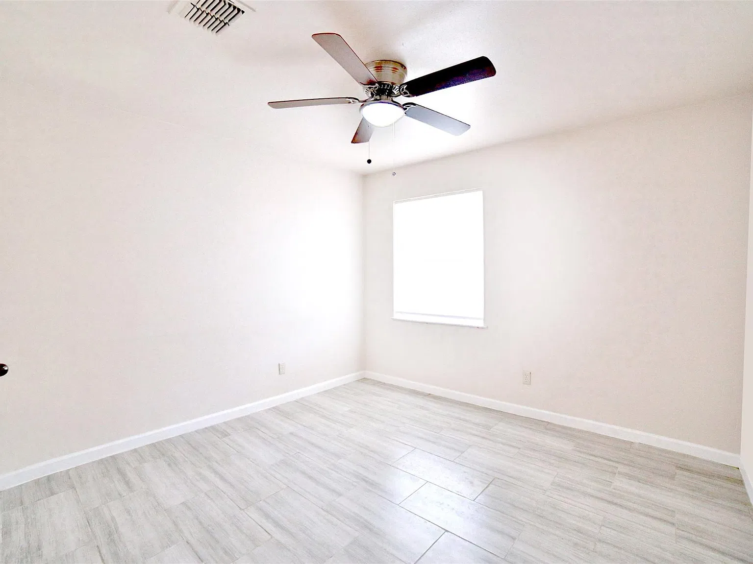 3 bed, 1.0 bath, 1022 sqft, $1,200 — Photo 4
