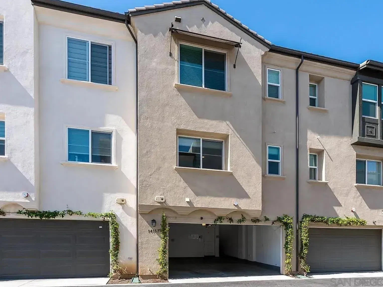 3 bed, 3.5 bath, 1820 sqft, $3,600 — Photo 3