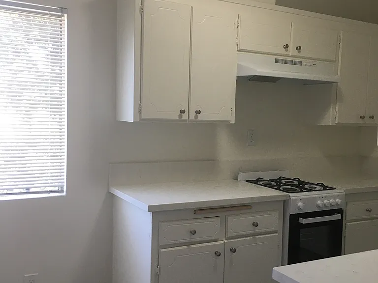 Burbank Tarzana Apartments — Photo 10