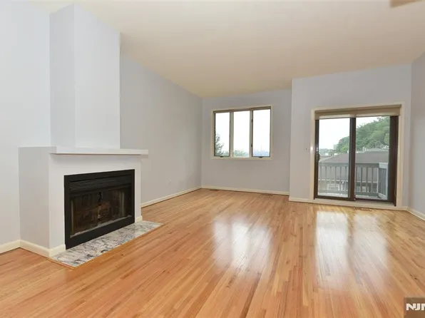 8 Massa Ln, Edgewater, NJ 07020