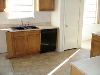 3rd image of 3837 Glenoak Dr