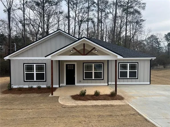 149 Sandra Dr, Smiths Station, AL 36877