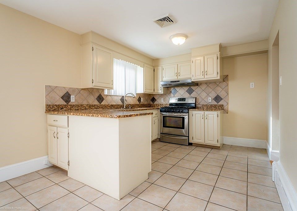 942 Phillips Rd, New Bedford, MA 02745 Zillow