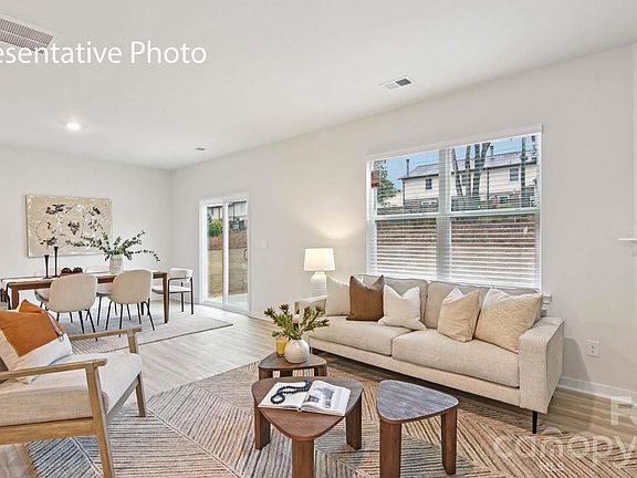 3rd image of 1418 Mammoth Rd