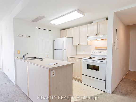 4th image of 310 Central Park Dr #7N