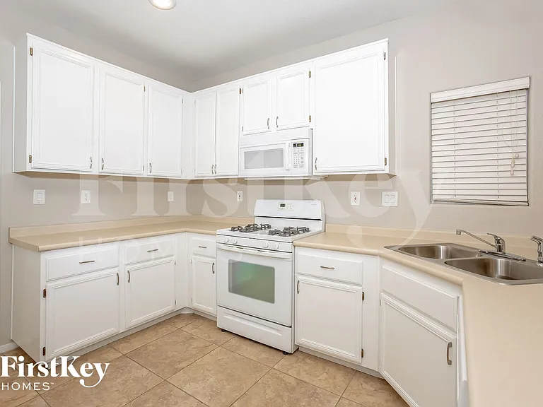 8309 Cavaricci Ave — Photo 4