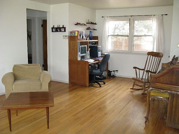 Area off Living Room for office niche or dinnig area 