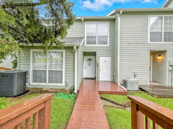 100 Edgewater Dr #39, Livingston, TX 77351