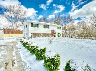 195 Kenwick Dr, Rochester, NY 14623