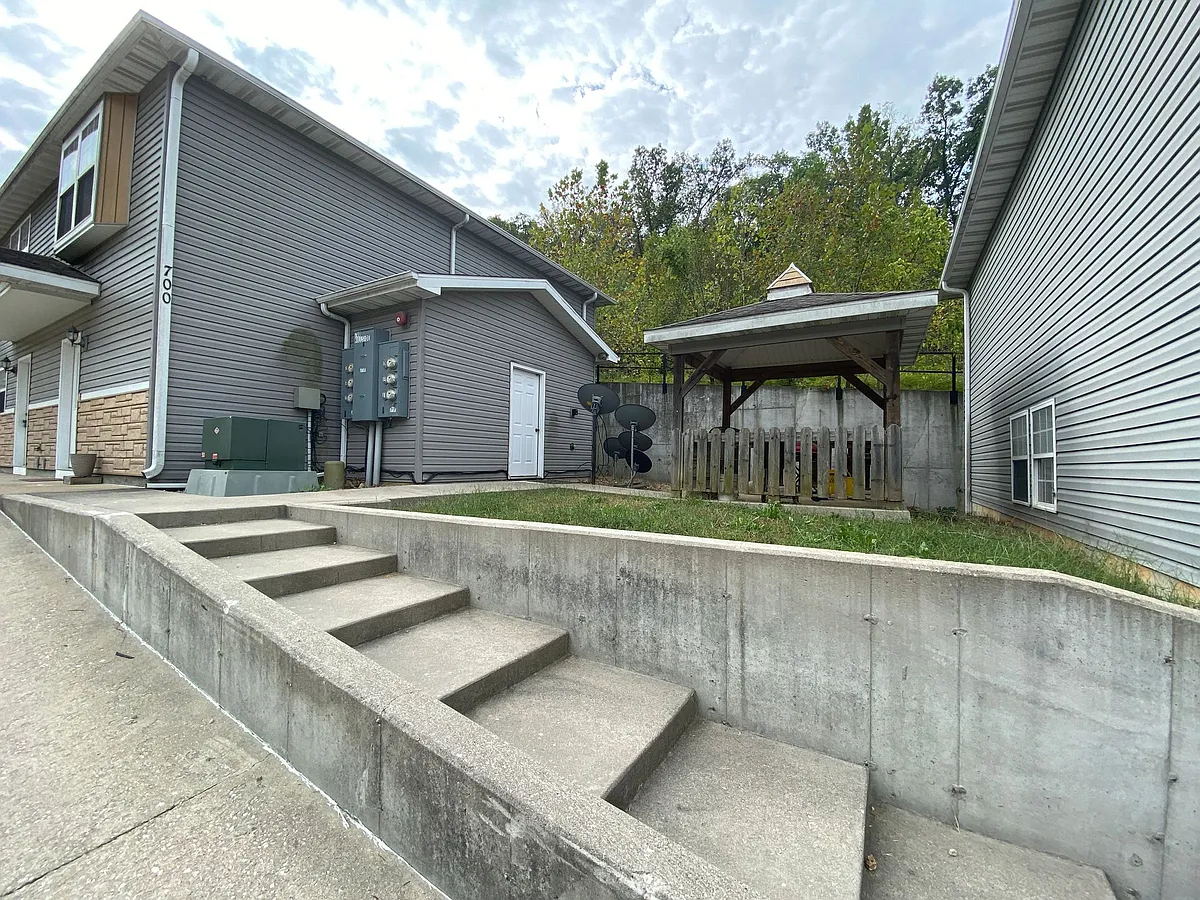 Building Photo - 700 Hillside Rd