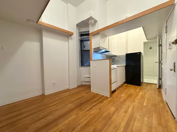 1372 York Avenue image 1 of 7